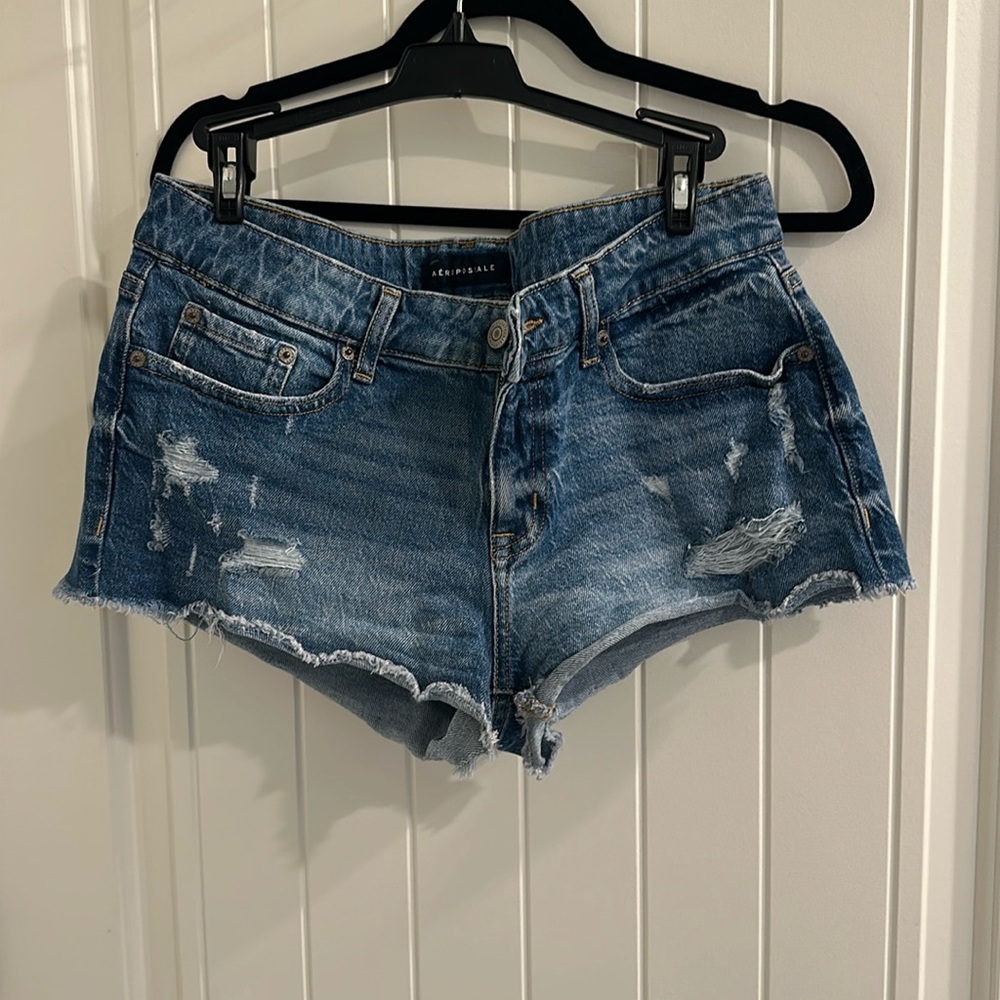Size 8 aero low rise shorts